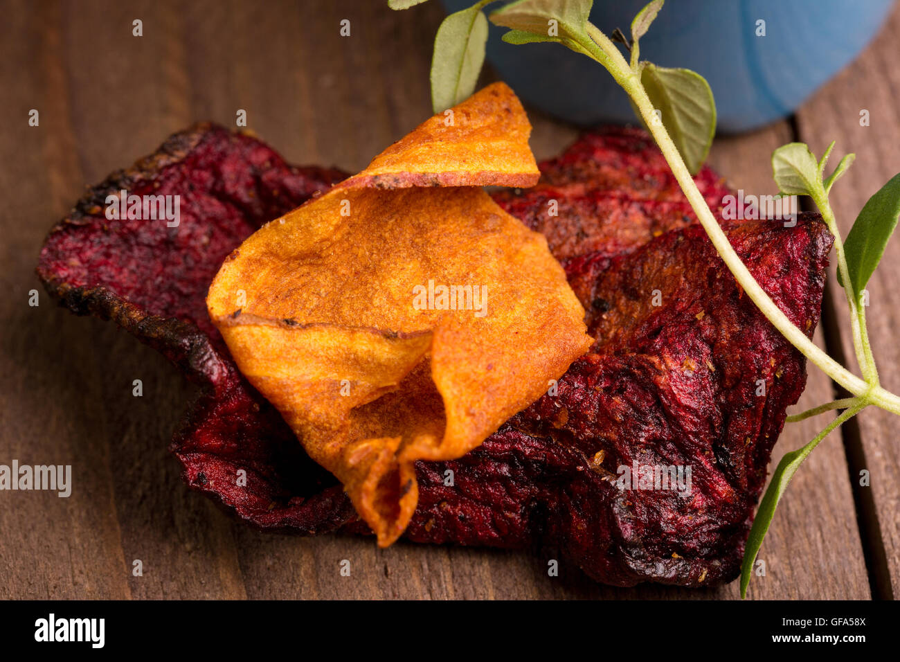 Zwei verschiedene Arten und Farben von pflanzlichen Chips (oder Chips in bestimmte Länder) - rote Rüben und Pastinaken. Stockfoto