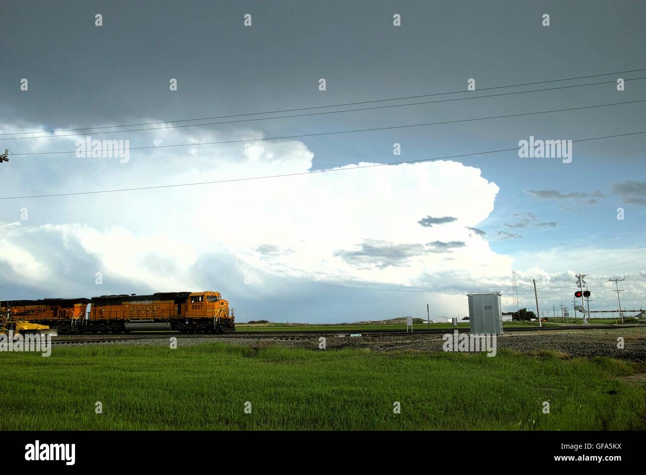 BNSF Güterzug mit Gewitter dahinter Stockfoto