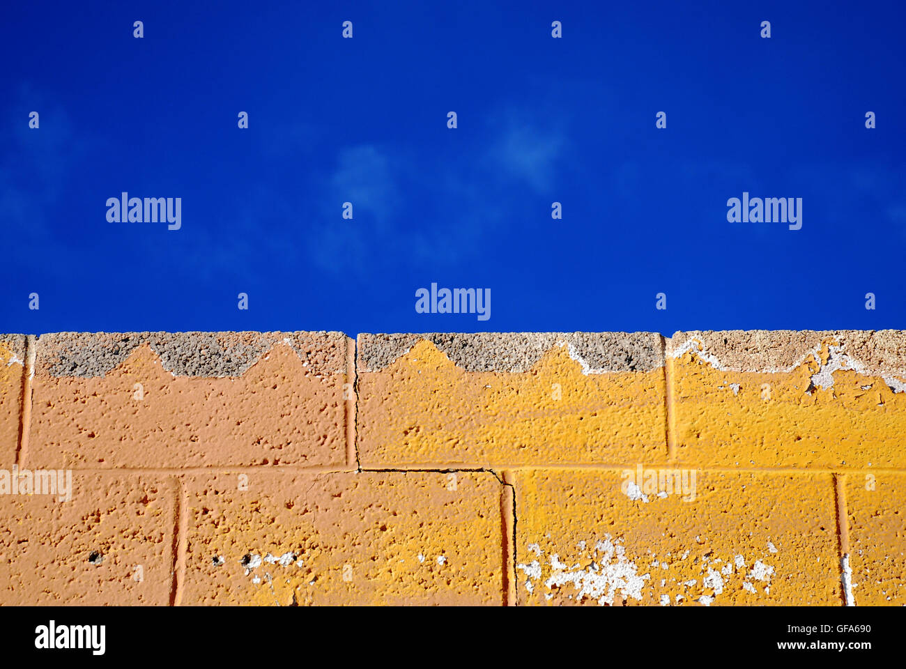 Dach des gelben Altbau gegen blauen Himmel Stockfoto