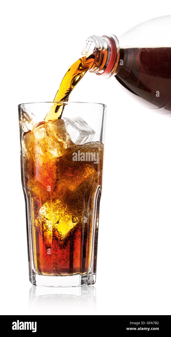 Cola mit Eis isoliert auf weißem Hintergrund in Glas gegossen. Stockfoto