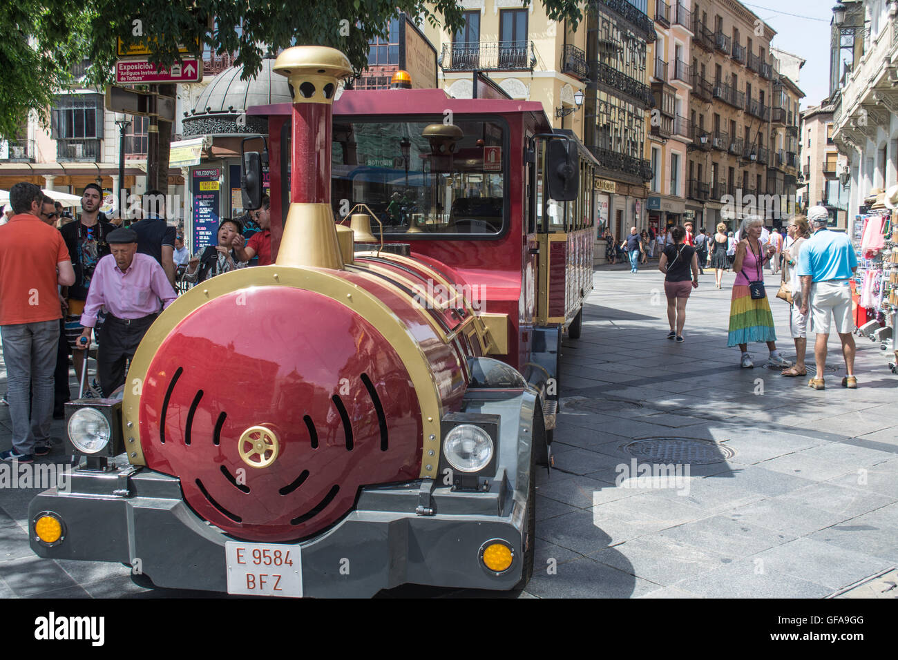 Touristischer Zug in der spanischen Stadt Toledo Stockfoto