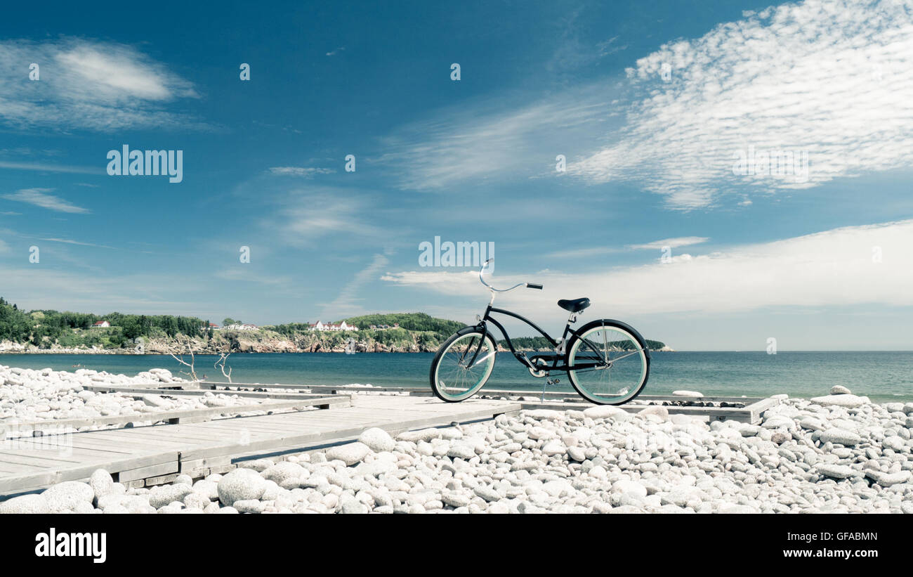Strand Fahrrad am steinigen Strand am St.-Lorenz-Golf Stockfoto