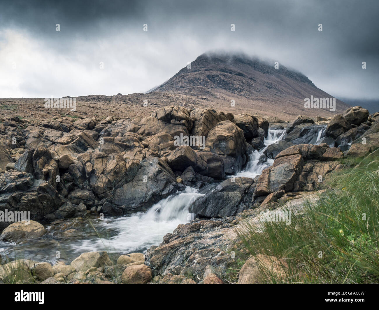 Tablelands Berg eingetaucht in Wolken im Gros Morne National Park Stockfoto