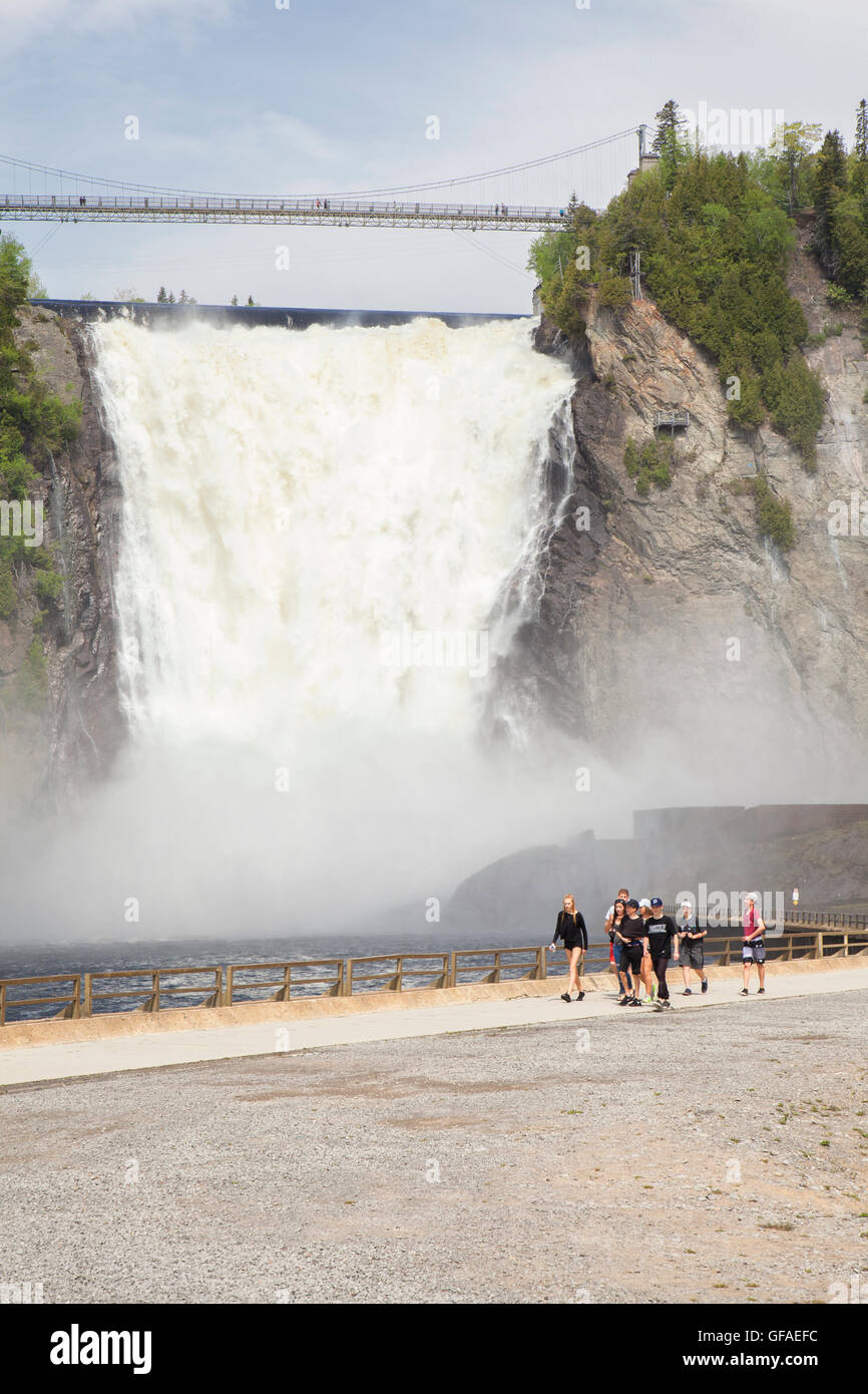 Gruppe von Menschen zu Fuß vor der Montmorency fällt Wasserfall in Quebec Kanada Stockfoto Gruppe von Menschen zu Fuß vor der Montmorency fällt Wasserfall in Quebec Kanada Stockfoto