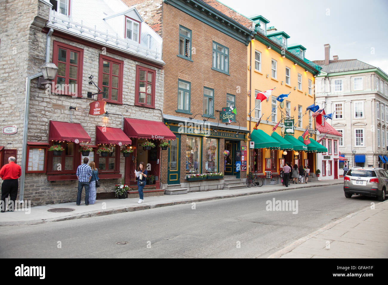 QUEBEC Stadt - 24. Mai 2016: Rue Saint-Louis in old Quebec City ist gesäumt von historischen Gebäuden, die jetzt als Hotel dienen Stockfoto