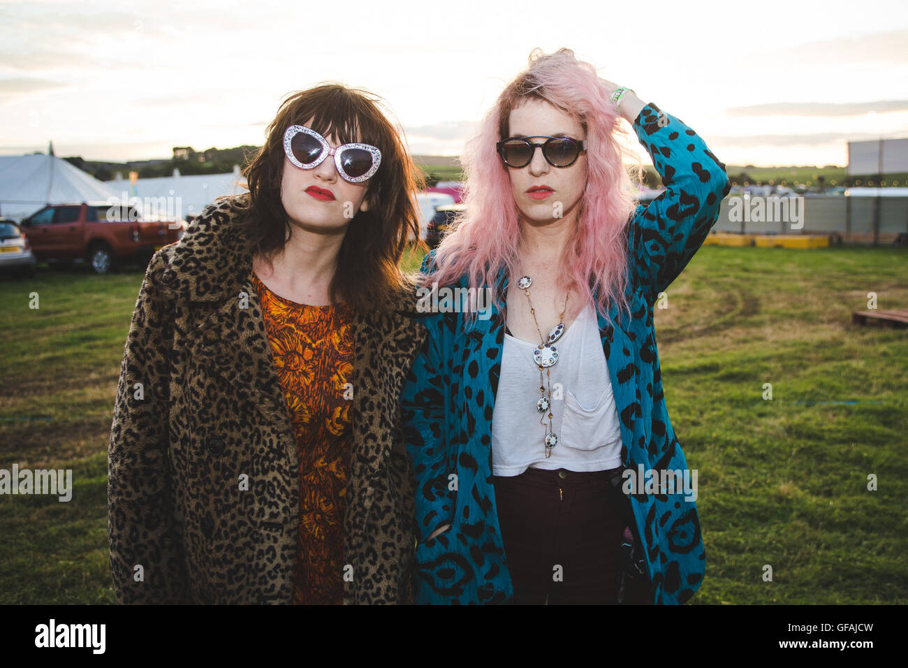 29. Juli 2016 - Lindsey Troy und Julie Edwards von L.A Rock Duo, Deap Vally, stellen hinter den Kulissen bei YNOT Festival, Matlock, UK, 2016 Credit: Myles Wright/ZUMA Draht/Alamy Live News Stockfoto