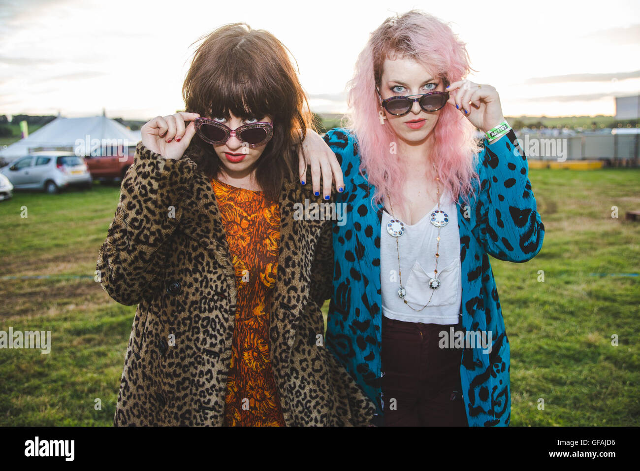 29. Juli 2016 - Lindsey Troy und Julie Edwards von L.A Rock Duo, Deap Vally, stellen hinter den Kulissen bei YNOT Festival, Matlock, UK, 2016 Credit: Myles Wright/ZUMA Draht/Alamy Live News Stockfoto