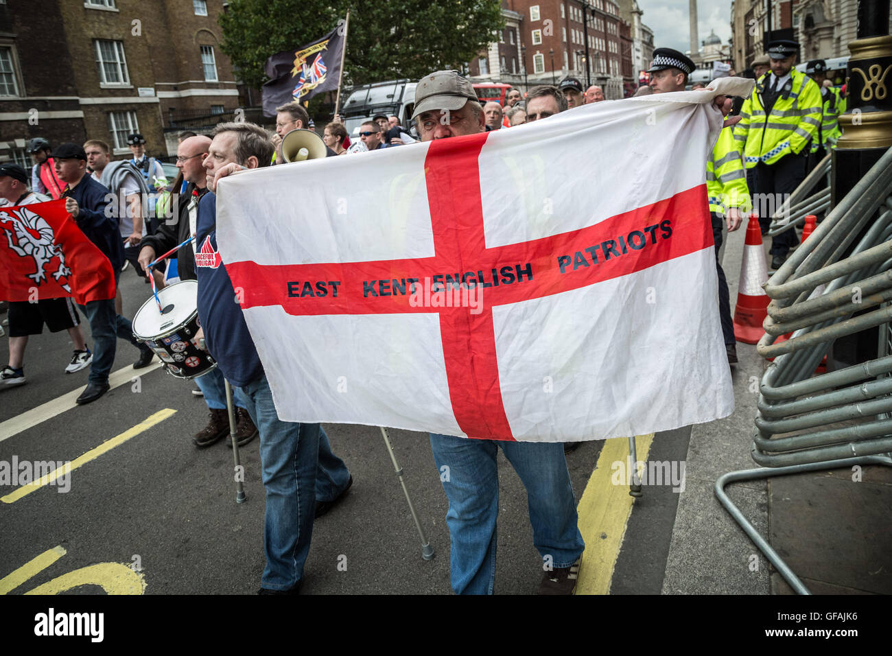 London, UK. 29. Juli 2016. Rechtsextreme Bewegung Süd-Ost-Allianz Gruppe und anderen britischen nationalistischen Gruppen Zusammenstoß mit der Polizei und antifaschistische Demonstranten während eines Marsches, Downing Street fordert Austritt Artikel 50 sofort aufgerufen Credit: Guy Corbishley/Alamy Live News Stockfoto