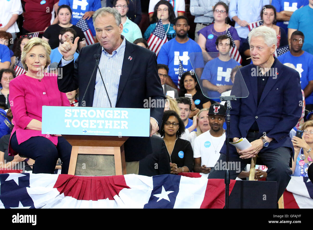 PHILADELPHIA, PA - Juli 29: Demokratischen Präsidentschaftskandidaten Hillary Clinton Schloss sich von ihrem Ehemann ehemalige US-Präsident Bill Clinton, US-Senator Tim Kaine (D -VA) und Kaine von Frau Anne Holton während einer Kundgebung am Tag nach der Annahme der Demokratischen Partei-Nominierung für das Präsidentenamt, ihre Kandidaten für die Vizepräsidentschaft an der Temple University in Philadelphia, Pennsylvania am 29. Juli 2016 Bildnachweis © Star Shooter/MediaPunch Stockfoto