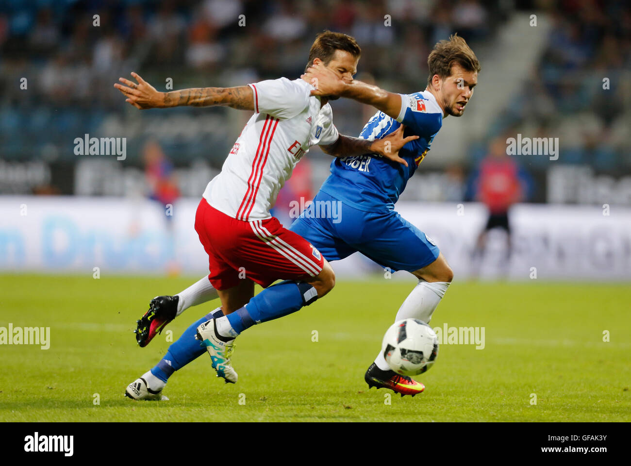 Bochum, Deutschland 29.07.2016, Vorsaison übereinstimmen, VfL Bochum 1848 - Hamburger SV, Bekämpfung von Dennis Diekmeier (Hamburger, L) Vs Kevin Stoeger (Bochum).    Bildnachweis: Jürgen Schwarz/Alamy Live-Nachrichten Stockfoto