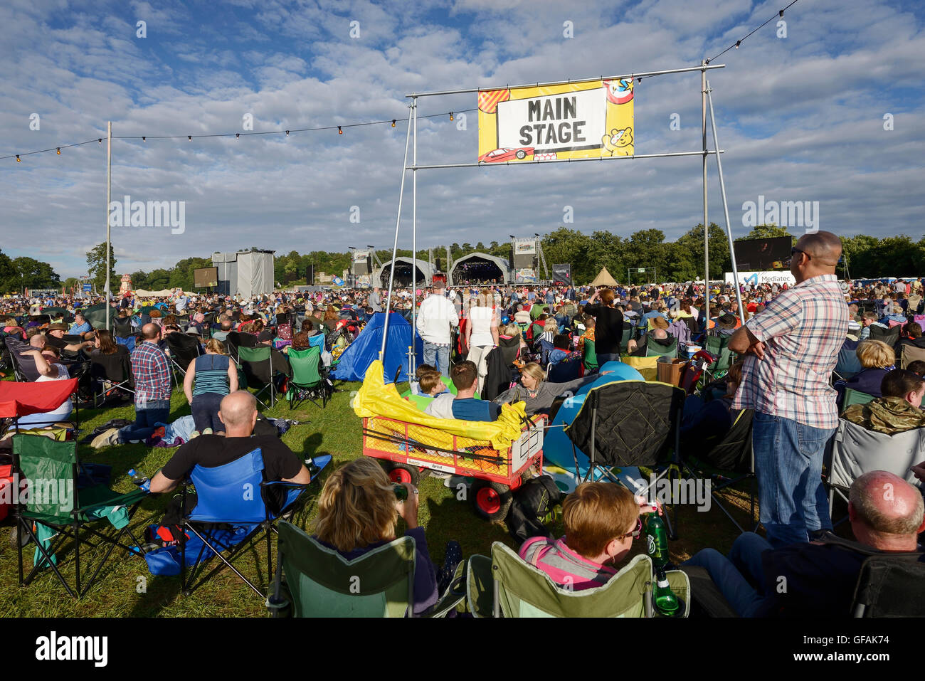 Carfest Nord, Bolesworth, Cheshire, UK. 29. Juli 2016. Fans beobachten Travis auf der Hauptbühne. Die Veranstaltung ist die Idee von Chris Evans und Funktionen 3 Tage von Autos, Musik und Unterhaltung mit einem Gewinn an die Stiftung Kinder in Not gespendet. Andrew Paterson/Alamy Live-Nachrichten Stockfoto