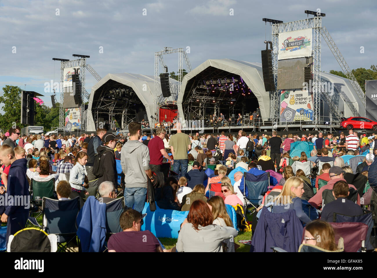 Carfest Nord, Bolesworth, Cheshire, UK. 29. Juli 2016. Menschen beobachten Travis auf der Hauptbühne. Die Veranstaltung ist die Idee von Chris Evans und Funktionen 3 Tage von Autos, Musik und Unterhaltung mit einem Gewinn an die Stiftung Kinder in Not gespendet. Andrew Paterson/Alamy Live-Nachrichten Stockfoto