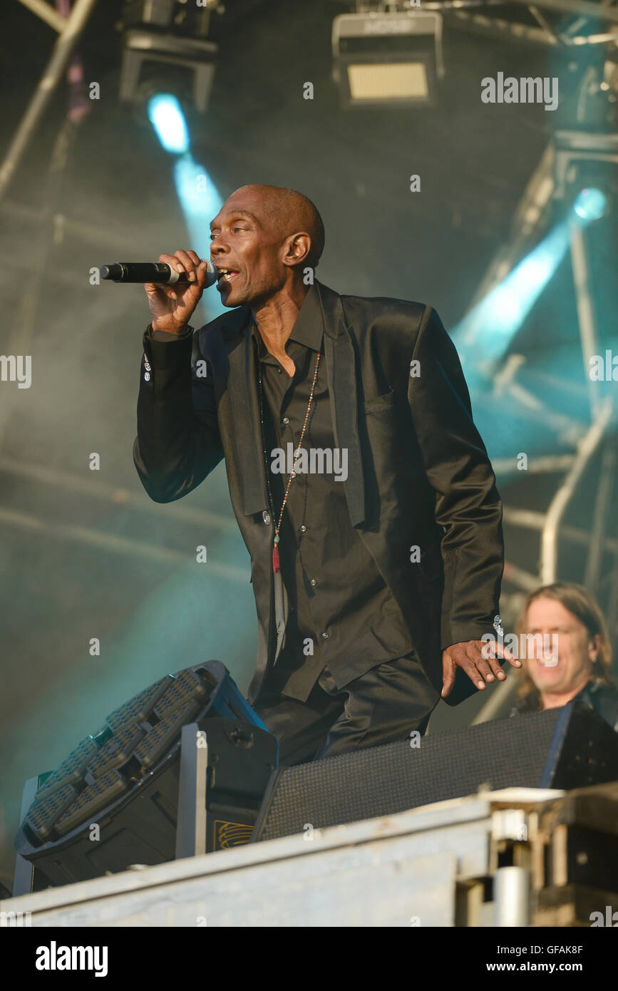 Carfest Nord, Bolesworth, Cheshire, UK. 29. Juli 2016. Faithless auf der Hauptbühne. Die Veranstaltung ist die Idee von Chris Evans und Funktionen 3 Tage von Autos, Musik und Unterhaltung mit einem Gewinn an die Stiftung Kinder in Not gespendet. Andrew Paterson/Alamy Live-Nachrichten Stockfoto