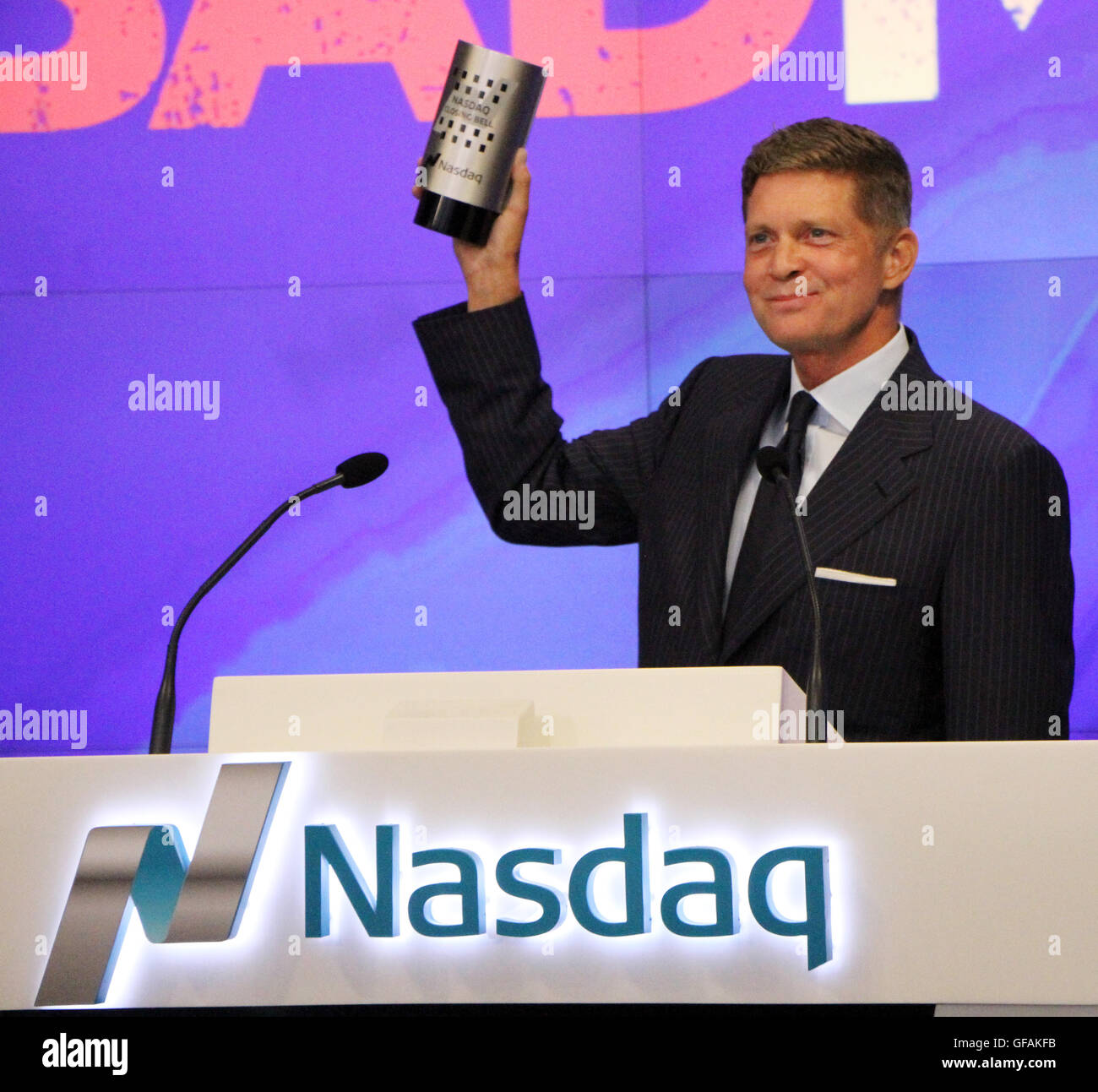 NEW YORK, NY-28 Juli: Robert Simonds bei STX Entertainment "& schlechte Mütter werfen Ring The NASDAQ Closing Bell am Time Square in New York. NY 28. Juli 2016. Kredit: RW / MediaPunch Stockfoto