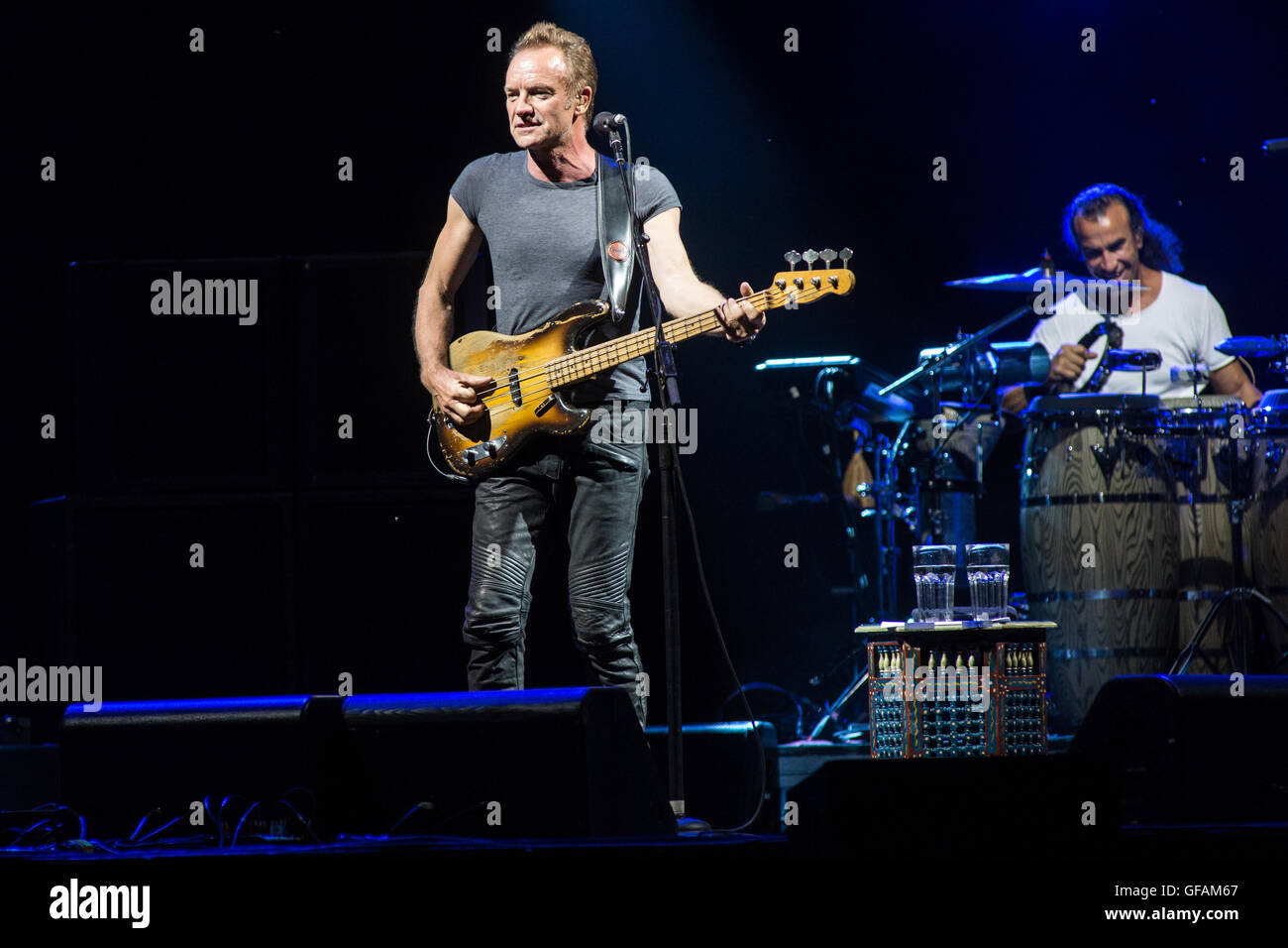 Mailand, Italien. 29. Juli 2016. Der englische Singer-Songwriter und Schauspieler STING führt live auf der Bühne in Assago Sommerarena während der "Back To Bass Tour" Credit: Rodolfo weitertransferiert/Alamy Live News Stockfoto