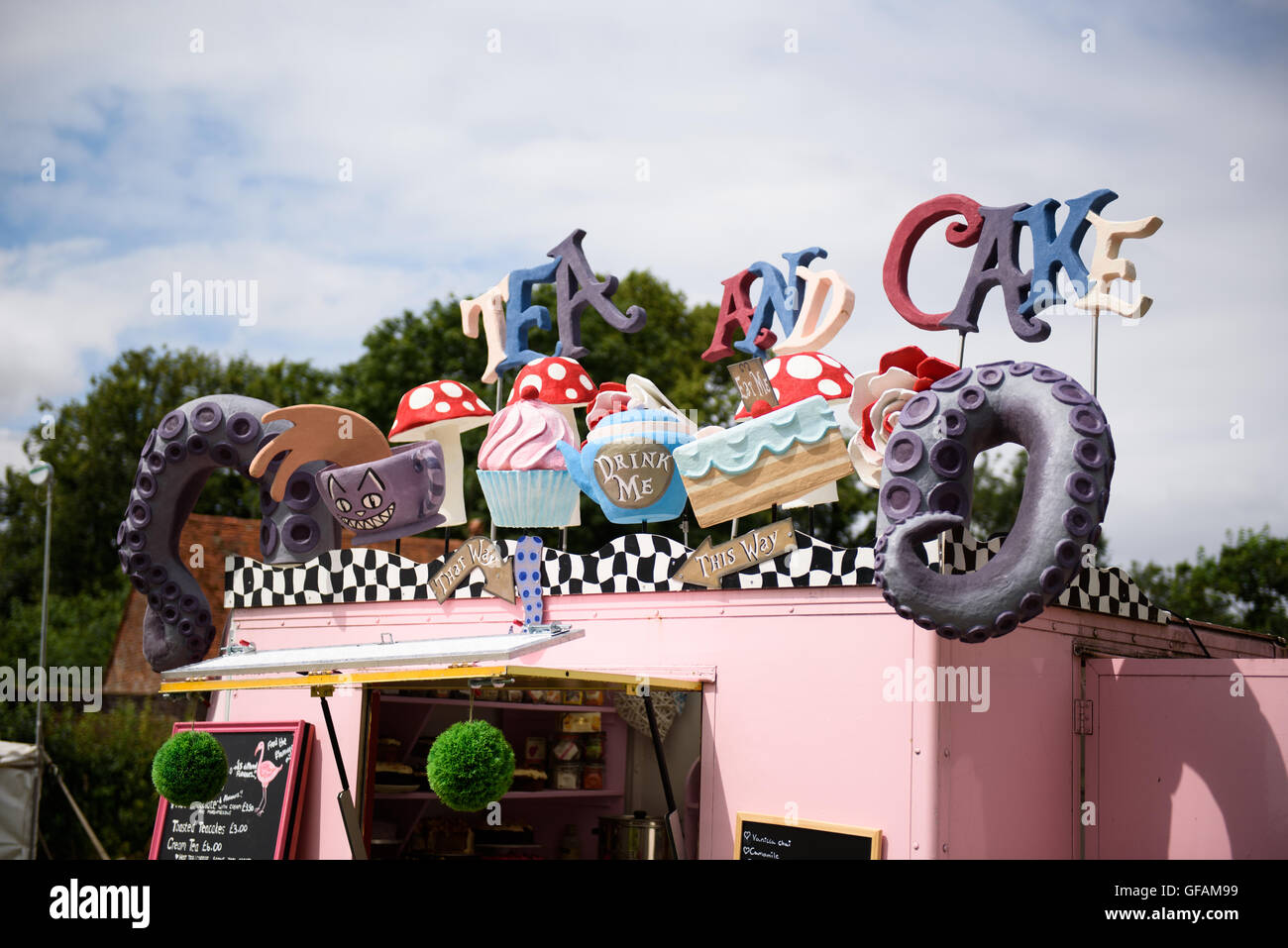 Hertfordshire, UK, 29. Juli 2016. Tee und Kuchen am Standon Calling Festival, Hertfordshire, UK. Bildnachweis: Sean Hood/Alamy Live-Nachrichten Stockfoto
