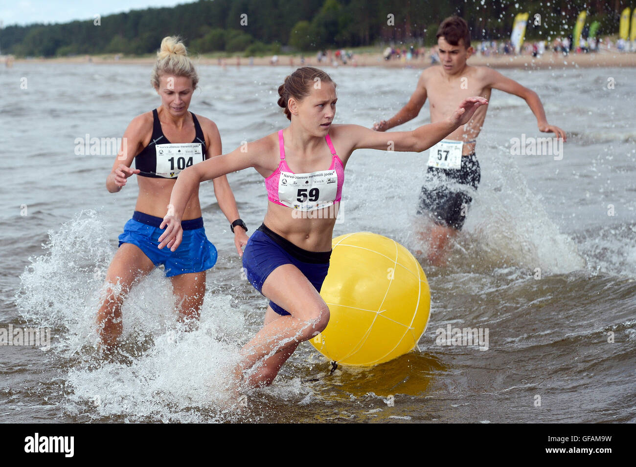 (160730)--NARWA-JOESUU, 30. Juli 2016 (Xinhua)--Amateur- und Läufer aus Estland und Russland besuchen die internationale Seemeile Cross Wettbewerb am Strand Narwa-Joesuu, ein Resort-Stadt im Nordosten Estlands am 29. Juli 2016. (Xinhua/Sergei Stepanov) Stockfoto