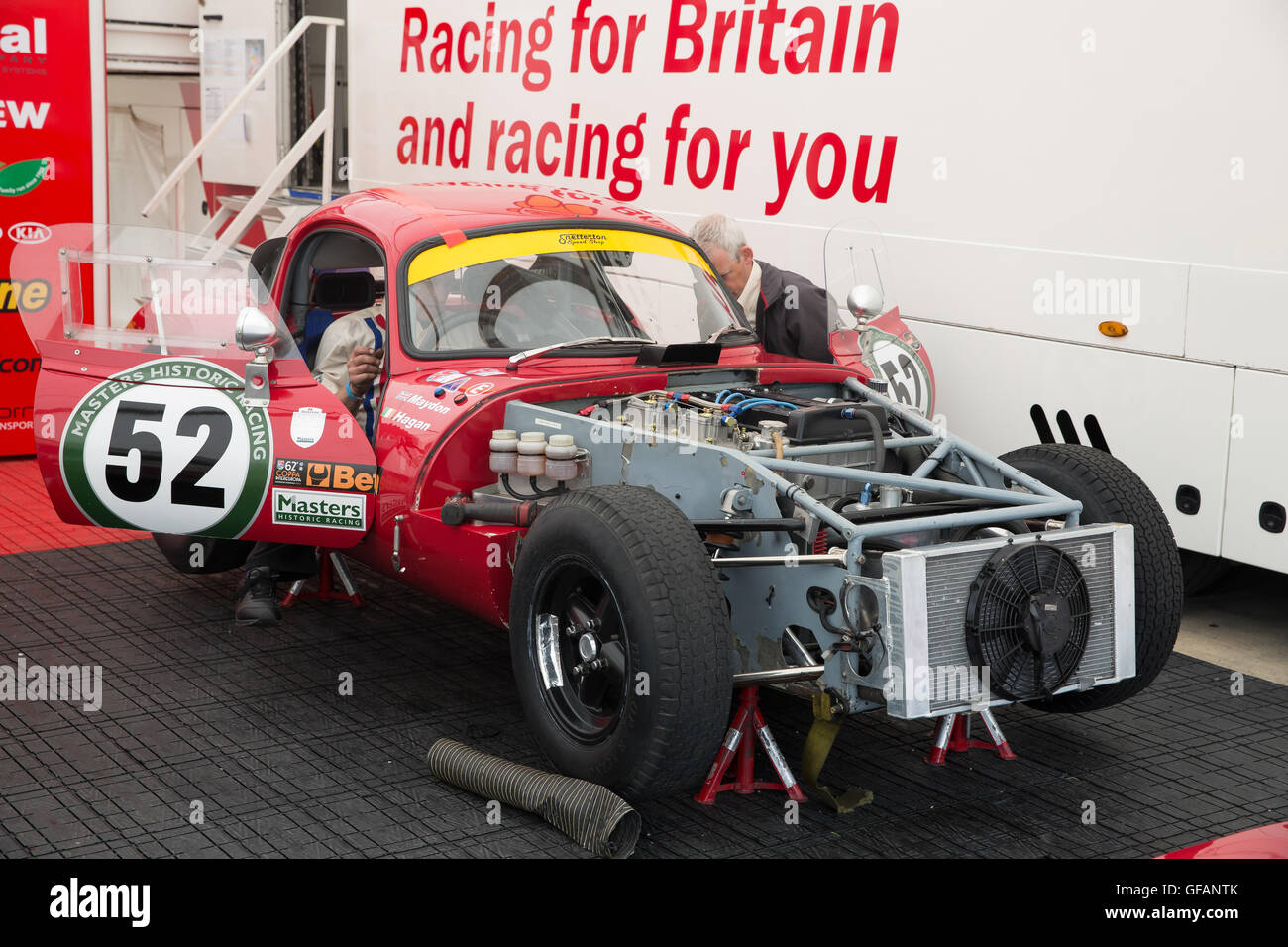 Silverstone, Towcester, UK, 30. Juli 2016, historische Rennwagen in der Pitts bei der Silverstone Classic 201 Credit: Keith Larby/Alamy Live News Stockfoto