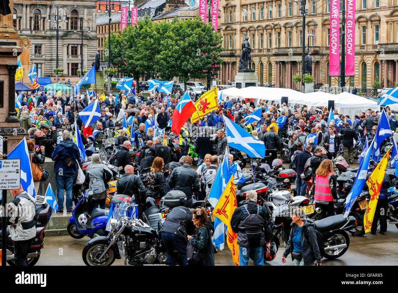 Glasgow, Vereinigtes Königreich. 30. Juli 2016. Mehrere tausend Menschen, darunter ca. 100 Motorräder in einer Kundgebung nahmen an den Pro-Unabhängigkeit-Marsch durch Glasgow, UK, finishing mit reden in George Square im Zentrum Stadt. "Unter einem Banner" ist ein Kollektiv von vielen kleineren Gruppen einschließlich der "Yes2", 'Anti-Trident', 'CND' "Anti-Tory" und ähnliche andere Interessengruppen, die jeweiligen Aspekte der SNP-Politik zu unterstützen. Bildnachweis: Findlay/Alamy Live-Nachrichten Stockfoto