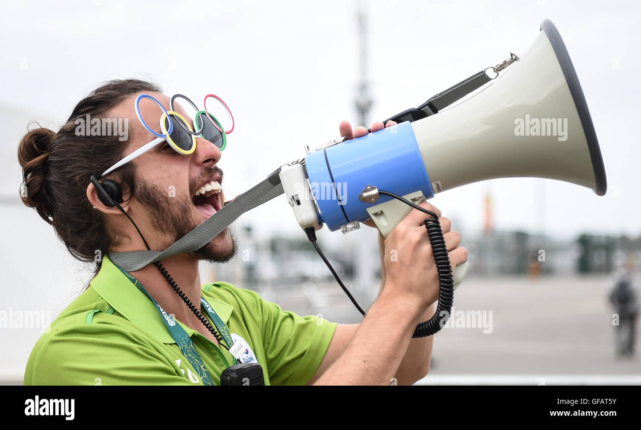 Rio De Janeiro. 29. Juli 2016. Ein freiwilliger führt Journalisten im Main Press Center (MPC) der Olympischen Spiele in Rio am 29. Juli 2016. Seit der Eröffnung des MPC und International Broadcasting Center (IBC) am 5. Juli kommen immer mehr Journalisten für die Olympischen Spiele in Rio De Janeiro. © Wang Haofei/Xinhua/Alamy Live-Nachrichten Stockfoto