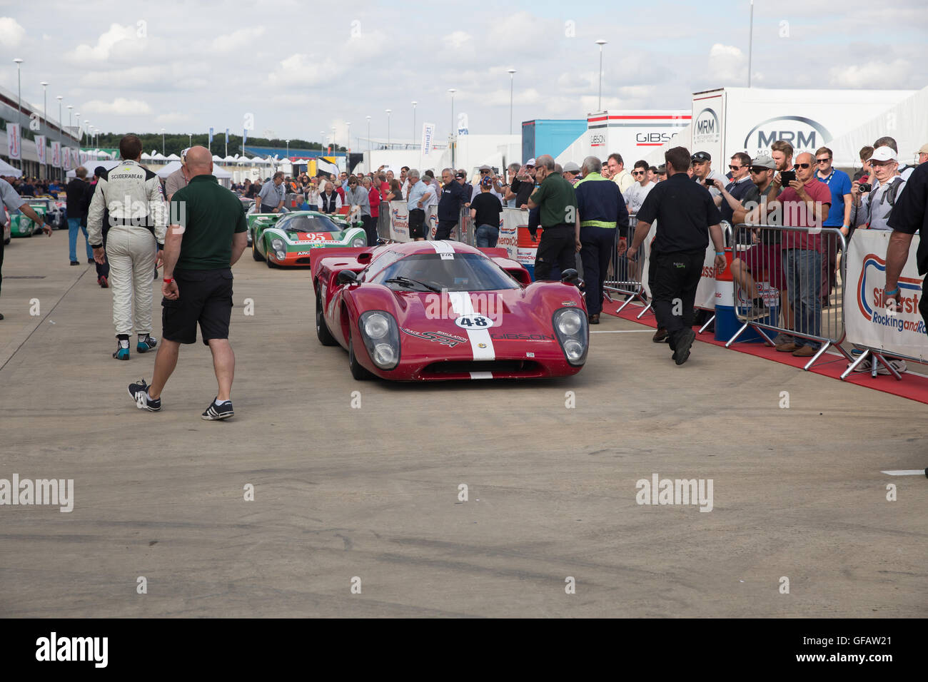 Silverstone, Towcester, UK, 30. Juli 2016, Autos in der Startaufstellung für die FIA Masters historischen Sportwagen auf Silverstone Classic 201 Credit stattfindet Line-up: Keith Larby/Alamy Live News Stockfoto