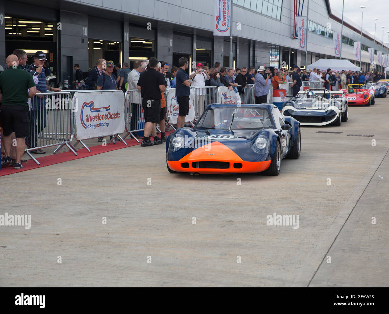 Silverstone, Towcester, UK, 30. Juli 2016, Autos in der Startaufstellung für die FIA Masters historischen Sportwagen auf Silverstone Classic 201 Credit stattfindet Line-up: Keith Larby/Alamy Live News Stockfoto