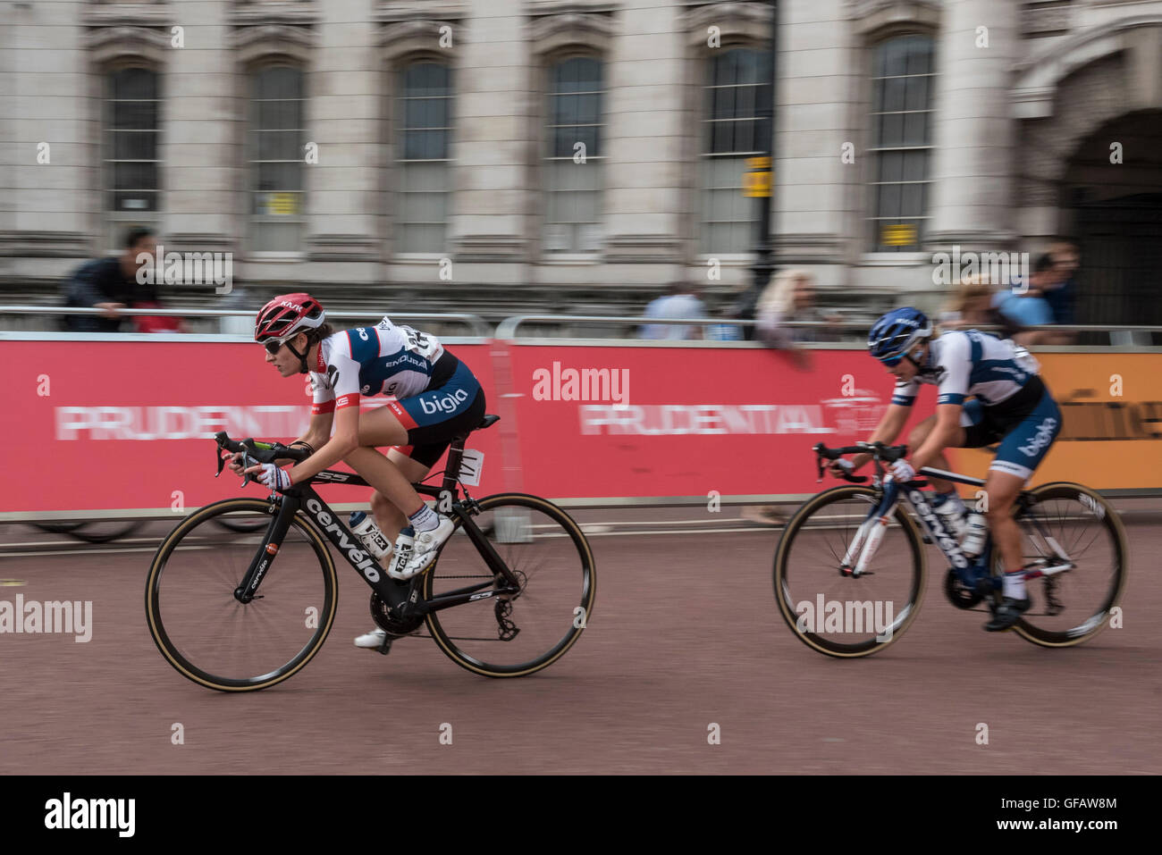 London, UK.  30. Juli 2016.  Elite Frauen nehmen an der Classique-Radrennen im Zentrum der Hauptstadt im Rahmen der aufsichtsrechtlichen Fahrt London Teil.  Des Gewinners 25.000 Euro Preisgeld ist die höchste jemals für ein Tages-Frauenlauf angeboten und entspricht das Preisgeld bei der weltweit reichsten eines Tages Männer Rennen – der aufsichtsrechtlichen RideLondon-Surrey Classic - am nächsten Tag stattfindenden angeboten.   Bildnachweis: Stephen Chung / Alamy Live News Stockfoto