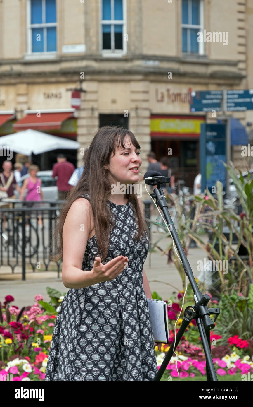 Bristol, UK. 30. Juli 2016. Amelia Womack, stellvertretender Vorsitzender der Green Party of England and Wales, befasst sich mit Demonstranten protestieren gegen Großbritanniens jüngste Entscheidung, aus der EU auszutreten. Obwohl das Referendum am 23. Juni 2016 führte zu einer knappen Mehrheit statt für die Ausreise aus der EU, bleibt der weiteren Verlauf der Ereignisse ungewiss. Stockfoto