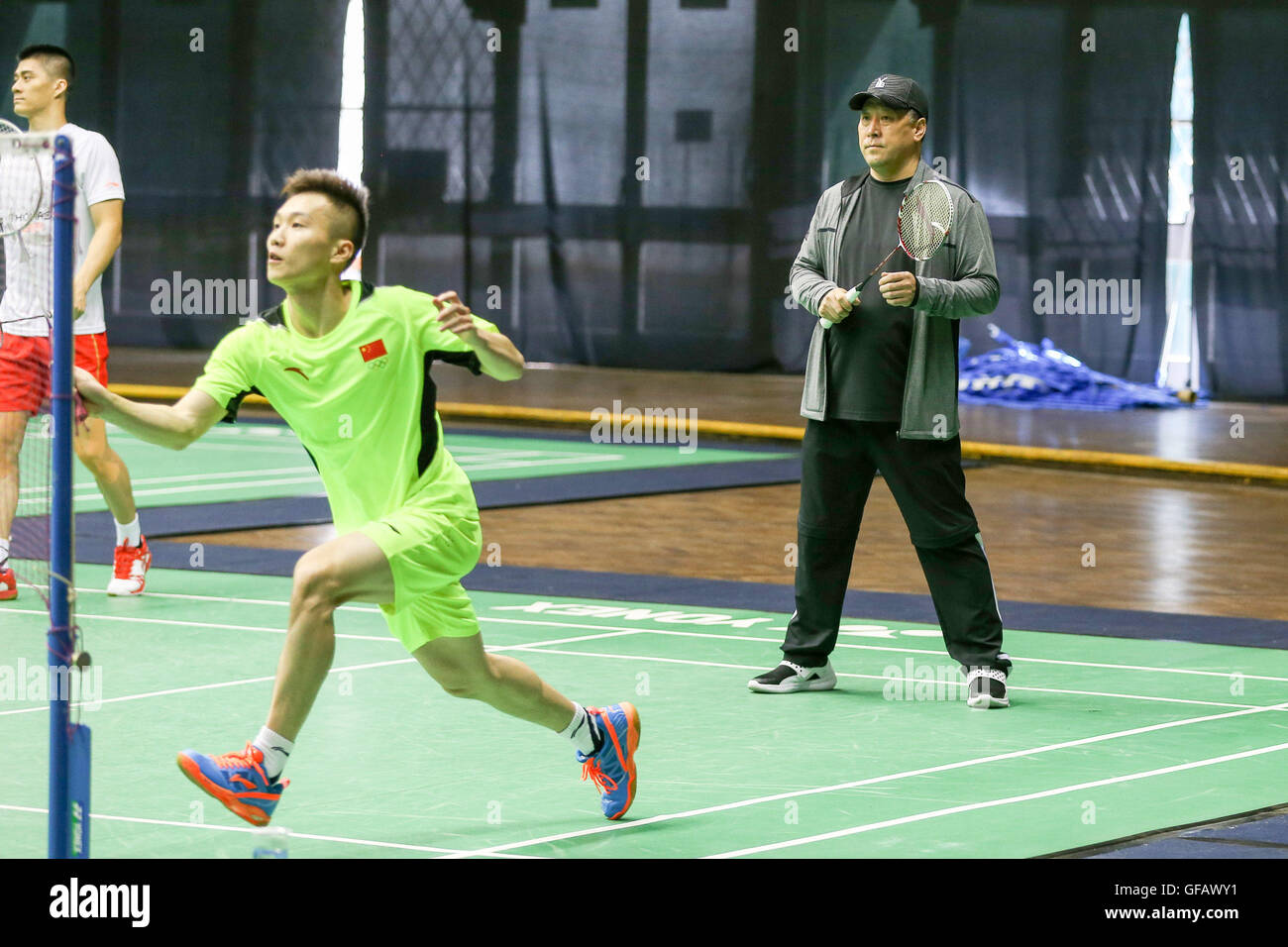 Sau Paulo, Brasilien. 30. Juli 2016. Chinesische Badminton-Team Cheftrainer Li Yongbo (R) nimmt an einer Trainingseinheit im Esporte Clube Pinheiros in Sao Paulo, Brasilien, 30. Juli 2016. Chinesische Athleten sind in Sao Paulo Esporte Clube Pinheiros, die Pre-Games angekommen Trainingszentrum der chinesischen Olympia-Delegation für die bevorstehenden Olympischen Spiele in Rio. © Xu Zijian/Xinhua/Alamy Live-Nachrichten Stockfoto