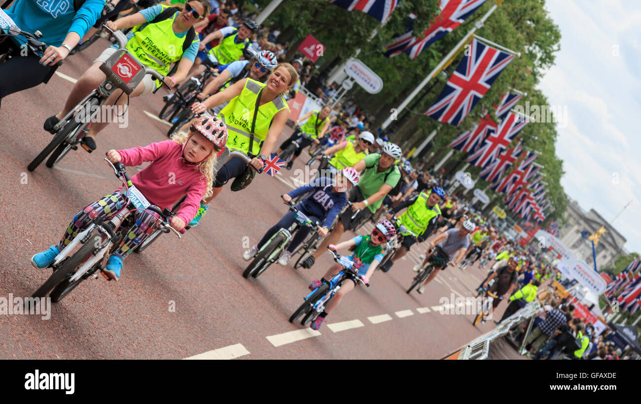 London, UK, 30. Juli 2016. Aufsichtsrechtlichen RideLondon FreeCycle. Tausende von Amateur-Radfahrer nahmen auf geschlossenen Straßen von London während der Veranstaltung FreeCycle - Bestandteil der aufsichtsrechtlichen RideLondon Festspiele. Bildnachweis: Clive Jones/Alamy Live-Nachrichten Stockfoto