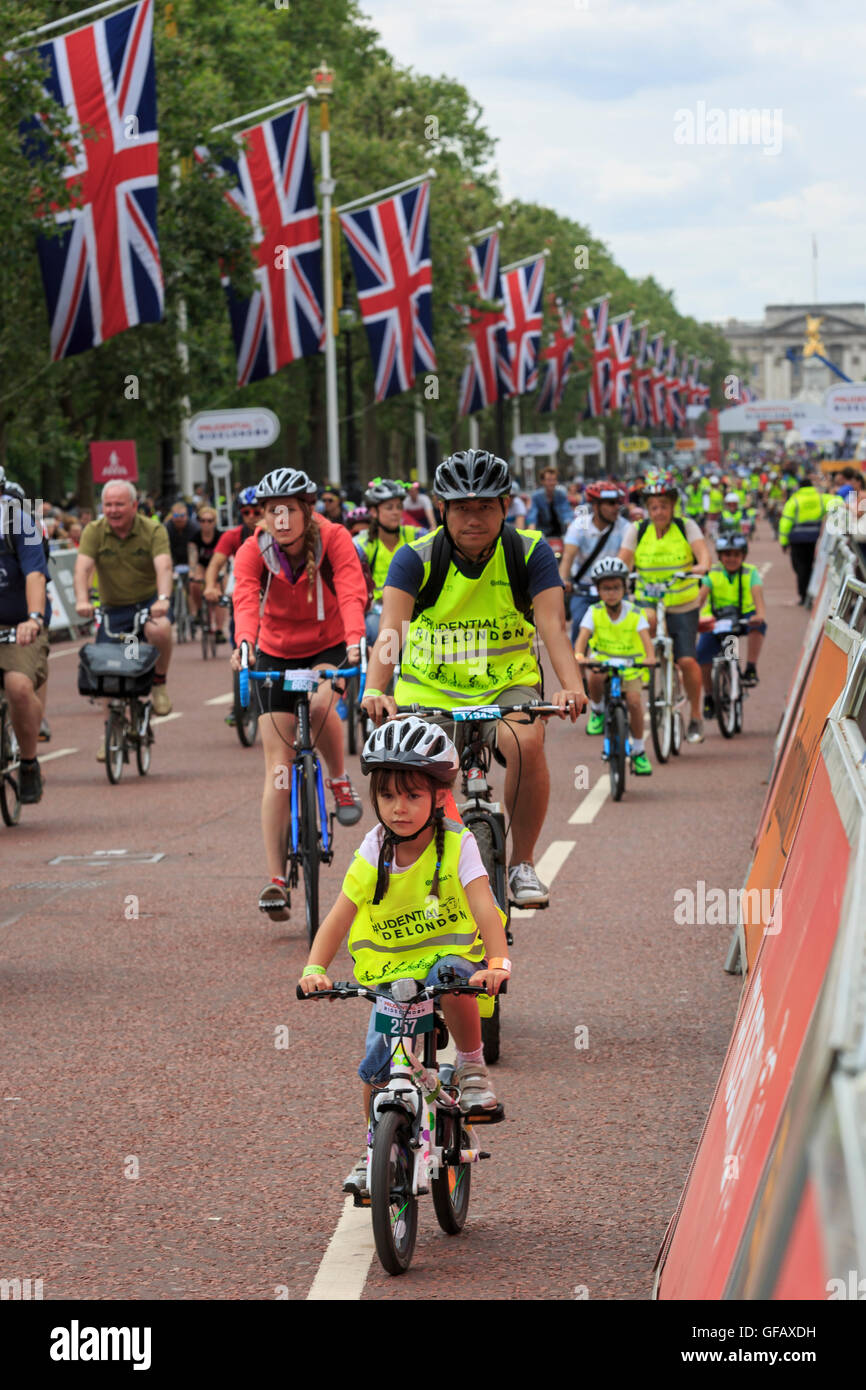London, UK, 30. Juli 2016. Aufsichtsrechtlichen RideLondon FreeCycle. Tausende von Amateur-Radfahrer nahmen auf geschlossenen Straßen von London während der Veranstaltung FreeCycle - Bestandteil der aufsichtsrechtlichen RideLondon Festspiele. Bildnachweis: Clive Jones/Alamy Live-Nachrichten Stockfoto