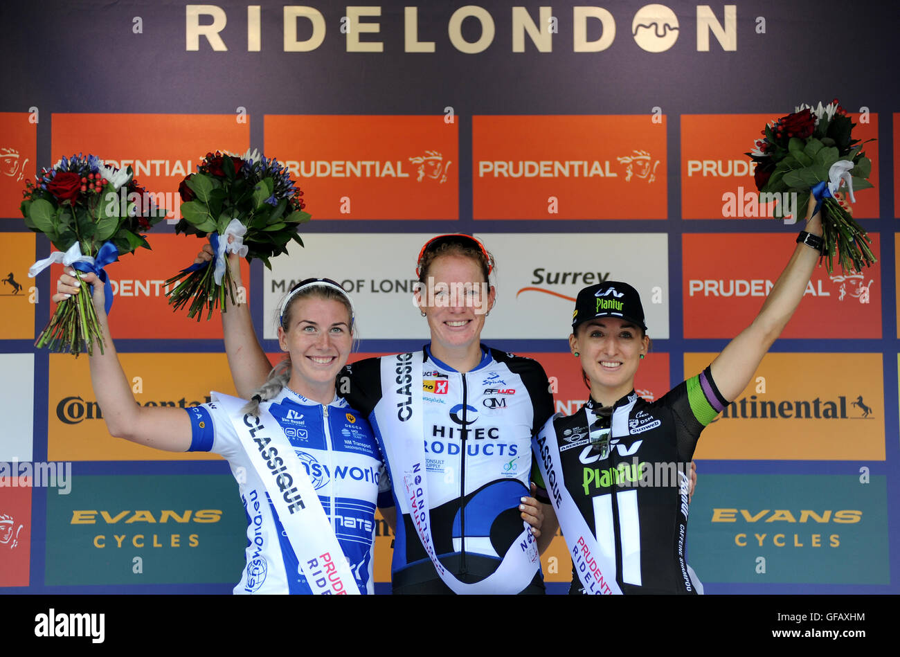 Zentral-London, UK, 30. Juli 2016. Aufsichtsrechtlichen RideLondon Classique. 1. platzierten Kirsten Wild (c) Team Hitec Produkte, 2. platziert Nina Kessler (l) Team-Team-Lensworld - Zannata und 3. hinter Leah Kirchmann (R) von Team Liv-Plantur auf dem Podium der aufsichtsrechtlichen RideLondon Classique Pro WomenÕs Criterium, Bestandteil der aufsichtsrechtlichen RideLondon Festspiele Radfahren Wochenende. Samstag, 30. Juli 2016. Bildnachweis: David Partridge / Alamy Live News Stockfoto