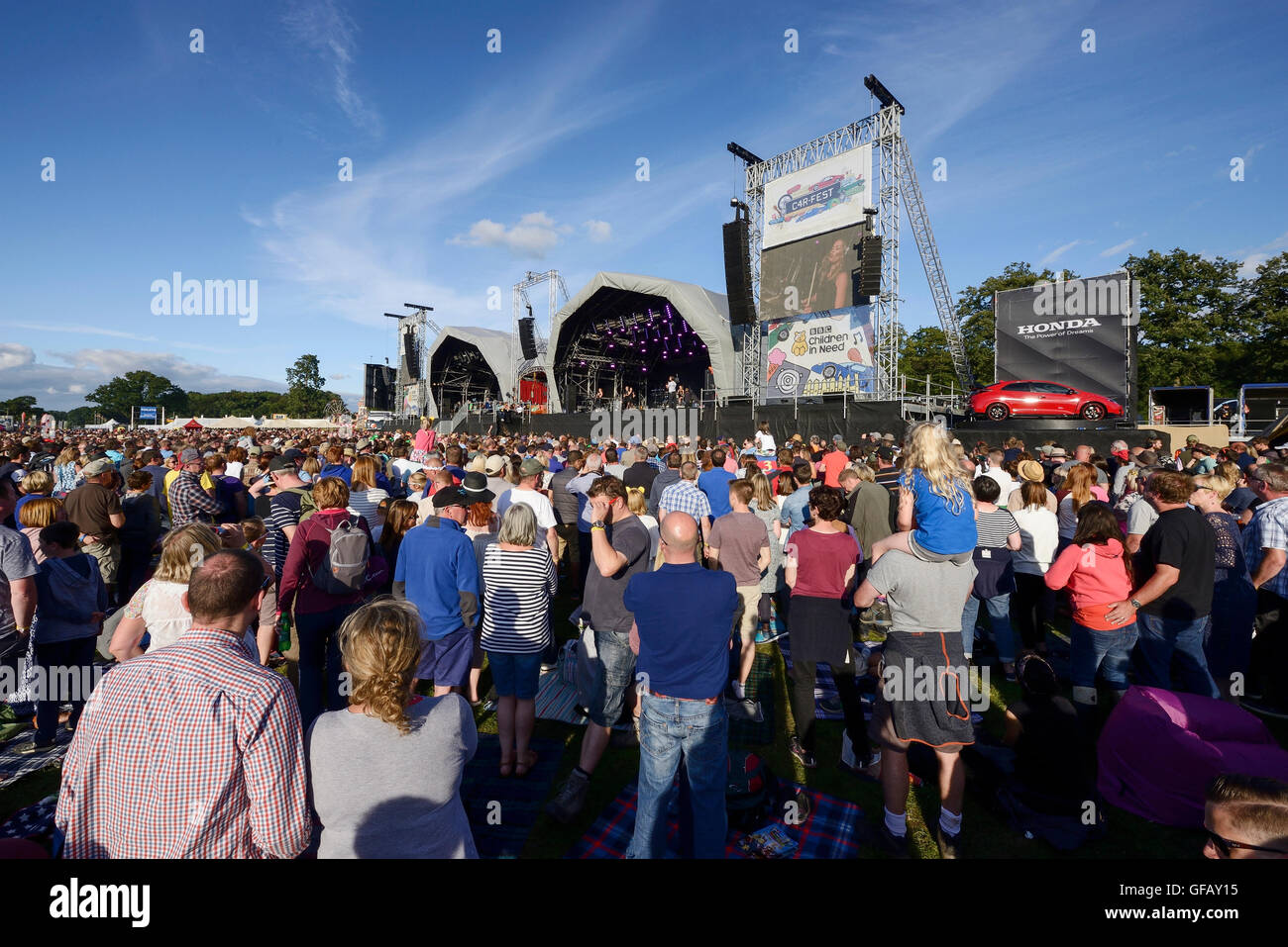 Carfest Nord, Bolesworth, Cheshire, UK. 30. Juli 2016. Menschen beobachten The Corrs auf der Hauptbühne. Die Veranstaltung ist die Idee von Chris Evans und Funktionen 3 Tage von Autos, Musik und Unterhaltung mit einem Gewinn an die Stiftung Kinder in Not gespendet. Andrew Paterson/Alamy Live-Nachrichten Stockfoto