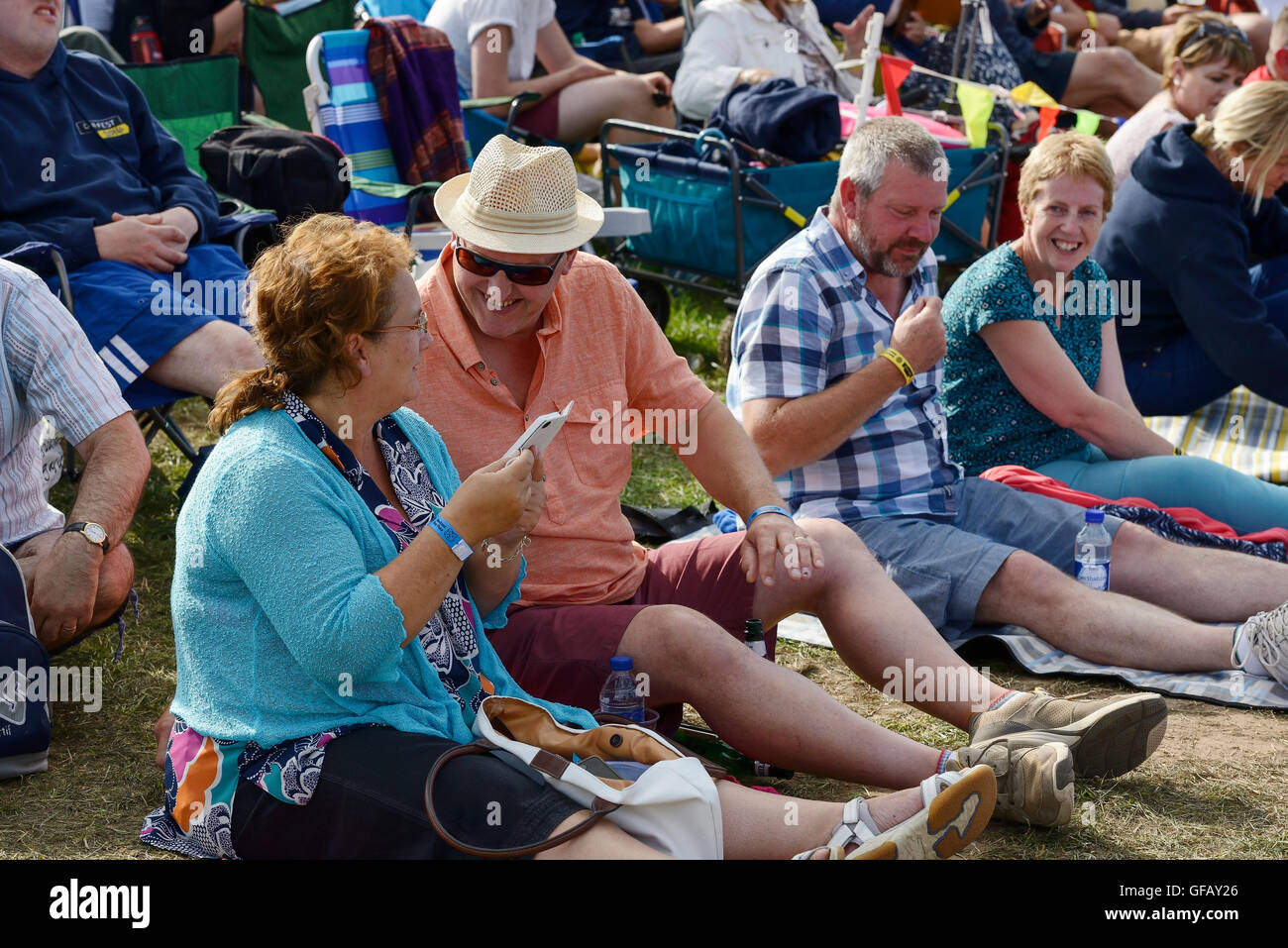 Carfest Nord, Bolesworth, Cheshire, UK. 30. Juli 2016. Menschen entspannen auf der Mainstage. Die Veranstaltung ist die Idee von Chris Evans und Funktionen 3 Tage von Autos, Musik und Unterhaltung mit einem Gewinn an die Stiftung Kinder in Not gespendet. Andrew Paterson/Alamy Live-Nachrichten Stockfoto