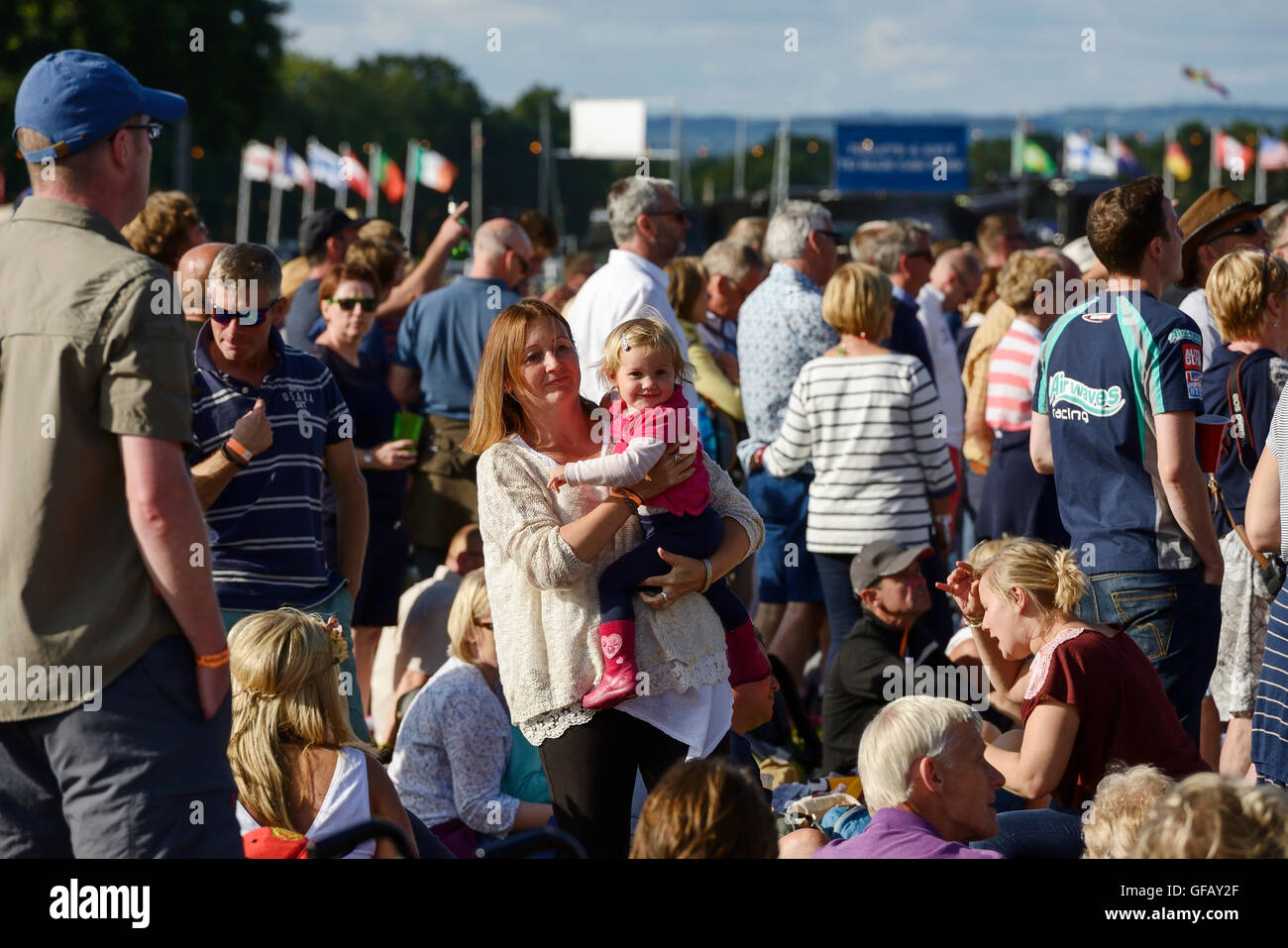 Carfest Nord, Bolesworth, Cheshire, UK. 30. Juli 2016. Menschen entspannen auf der Mainstage. Die Veranstaltung ist die Idee von Chris Evans und Funktionen 3 Tage von Autos, Musik und Unterhaltung mit einem Gewinn an die Stiftung Kinder in Not gespendet. Andrew Paterson/Alamy Live-Nachrichten Stockfoto