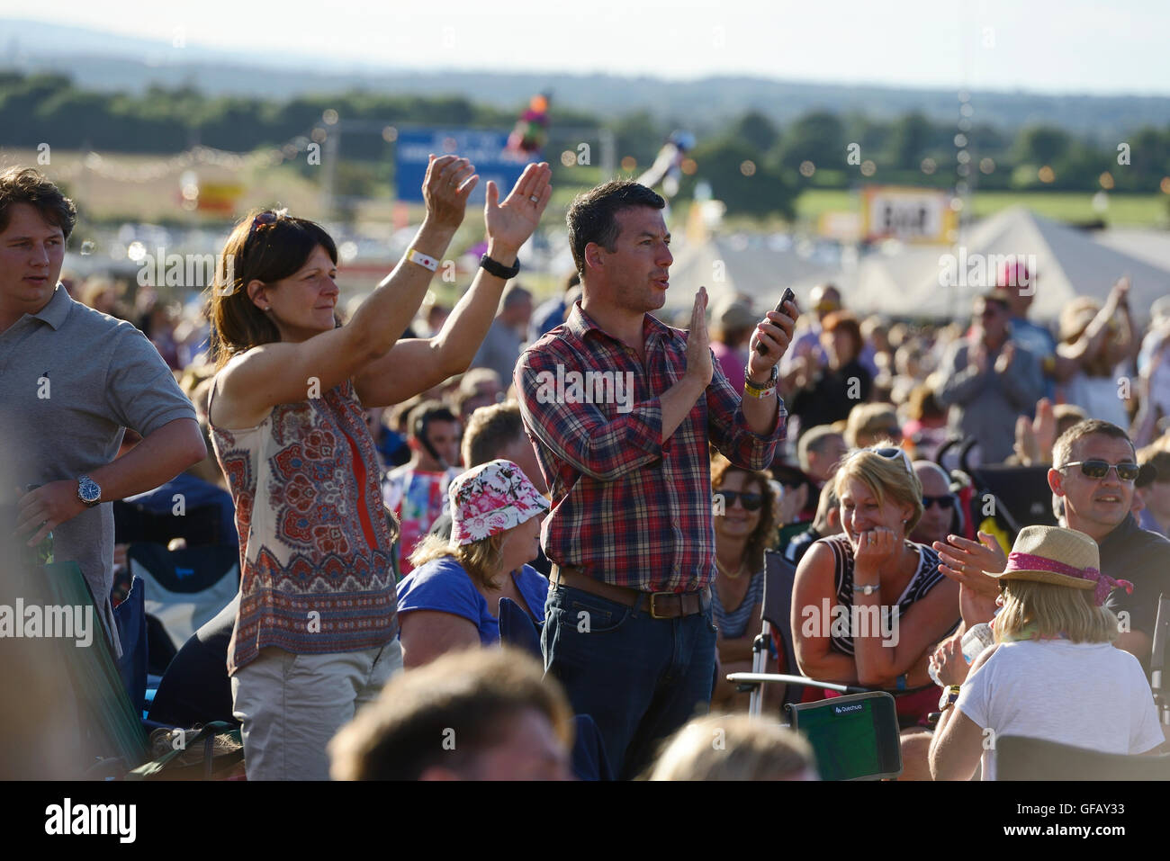 Carfest Nord, Bolesworth, Cheshire, UK. 30. Juli 2016. Fans beobachten The Corrs auf der Hauptbühne. Die Veranstaltung ist die Idee von Chris Evans und Funktionen 3 Tage von Autos, Musik und Unterhaltung mit einem Gewinn an die Stiftung Kinder in Not gespendet. Andrew Paterson/Alamy Live-Nachrichten Stockfoto