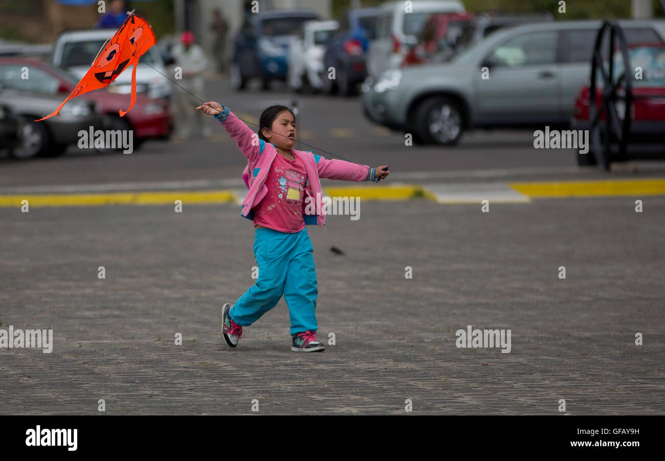 Quito, Ecuador. 30. Juli 2016. Eine Mädchen fliegt ihr Kite während der Veranstaltung namens "Fliegen Away Your Dreams in Quitos Sommer", in Quito, der Hauptstadt von Ecuador, am 30. Juli 2016. © Santiago Armas/Xinhua/Alamy Live-Nachrichten Stockfoto