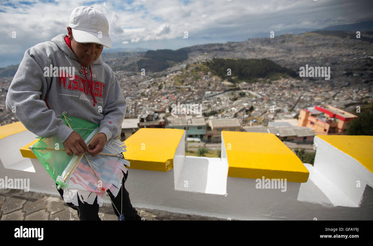 Quito, Ecuador. 30. Juli 2016. Ein Mann bereitet sich während der Veranstaltung namens "Fliegen Away Your Dreams in Quitos Sommer", in Quito, der Hauptstadt von Ecuador, am 30. Juli 2016 einen Drachen zu fliegen. © Santiago Armas/Xinhua/Alamy Live-Nachrichten Stockfoto