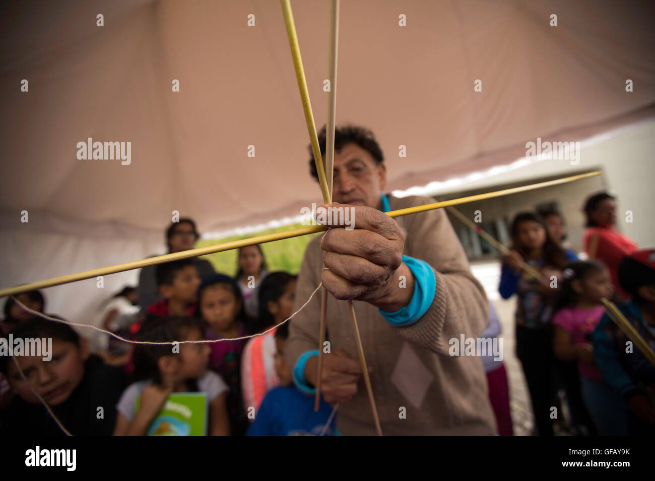 Quito, Ecuador. 30. Juli 2016. Ein Mann macht einen Drachen während der Veranstaltung namens "Fliegen Away Your Dreams in Quitos Sommer", in Quito, der Hauptstadt von Ecuador, am 30. Juli 2016. © Santiago Armas/Xinhua/Alamy Live-Nachrichten Stockfoto