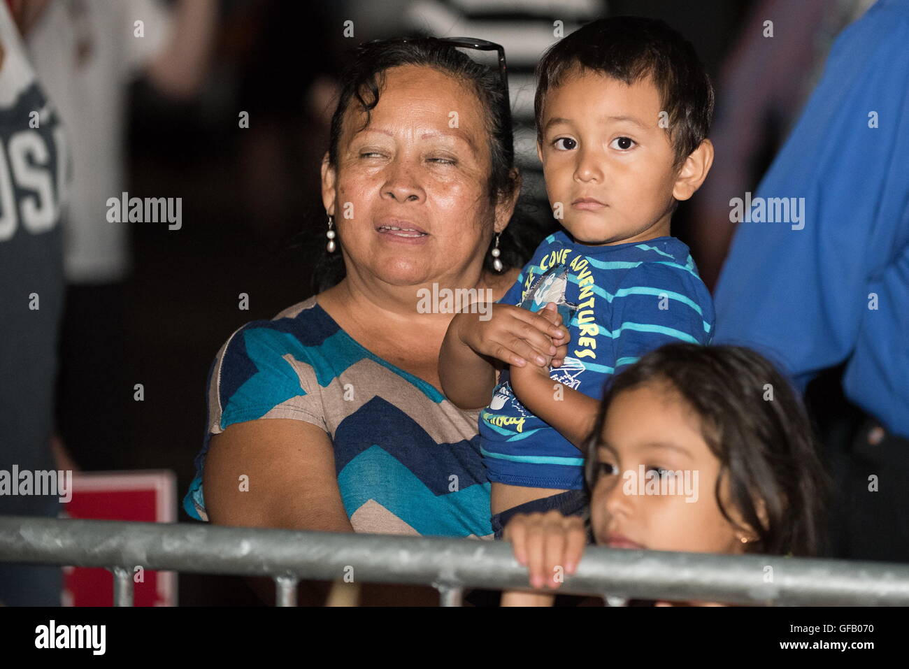 Denver, Colorado, USA. 29. Juli 2016. Eine spanische Familie beobachtet, wie Trump unterstützt die politische Kundgebung verlassen. Presidential Candidate Donald Trump macht eine Kampagne für das Präsidentenamt an die Wings Over the Rockies Air and Space Museum in Denver zu stoppen. © Dejan Smaic/ZUMA Wire/ZUMAPRESS.com/Alamy Live-Nachrichten Stockfoto