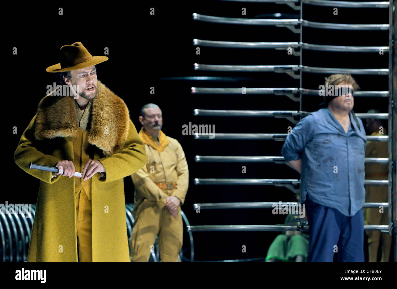 HANDOUT - "Tristan und Isolde", Foto Probe ab 2016, 2. Akt: Georg Zeppenfeld als König Marke, Stephen Gould als Tristan und Statist. Die Wagner-Oper wird am 1. August 2016 bei den Bayreuther Festspielen premiere. Foto: Bayreuther Festspiele/Enrico Nawrath/Dpa (Aufmerksamkeit Editoren: obligatorische CREDIT: "Foto: Bayreuther Festspiele/Enrico Nawrath/Dpa"-INTERNET Nutzung nur bis A maximale Größe von 800 X 800 Pixel HANDOUT redaktionelle Nutzung ONLY/NO Vertrieb) Stockfoto