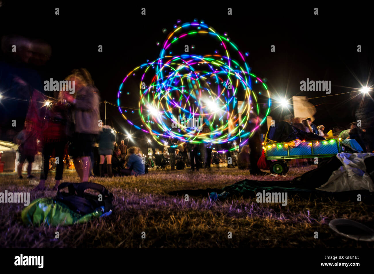 Charlton, Wiltshire, UK. 30. Juli 2016. WOMAD-Festival. POI in einer späten Partyszene WOMAD Festival; Welt der Musik, Kunst und Tanz. Bildnachweis: Francesca Moore/Alamy Live-Nachrichten Stockfoto