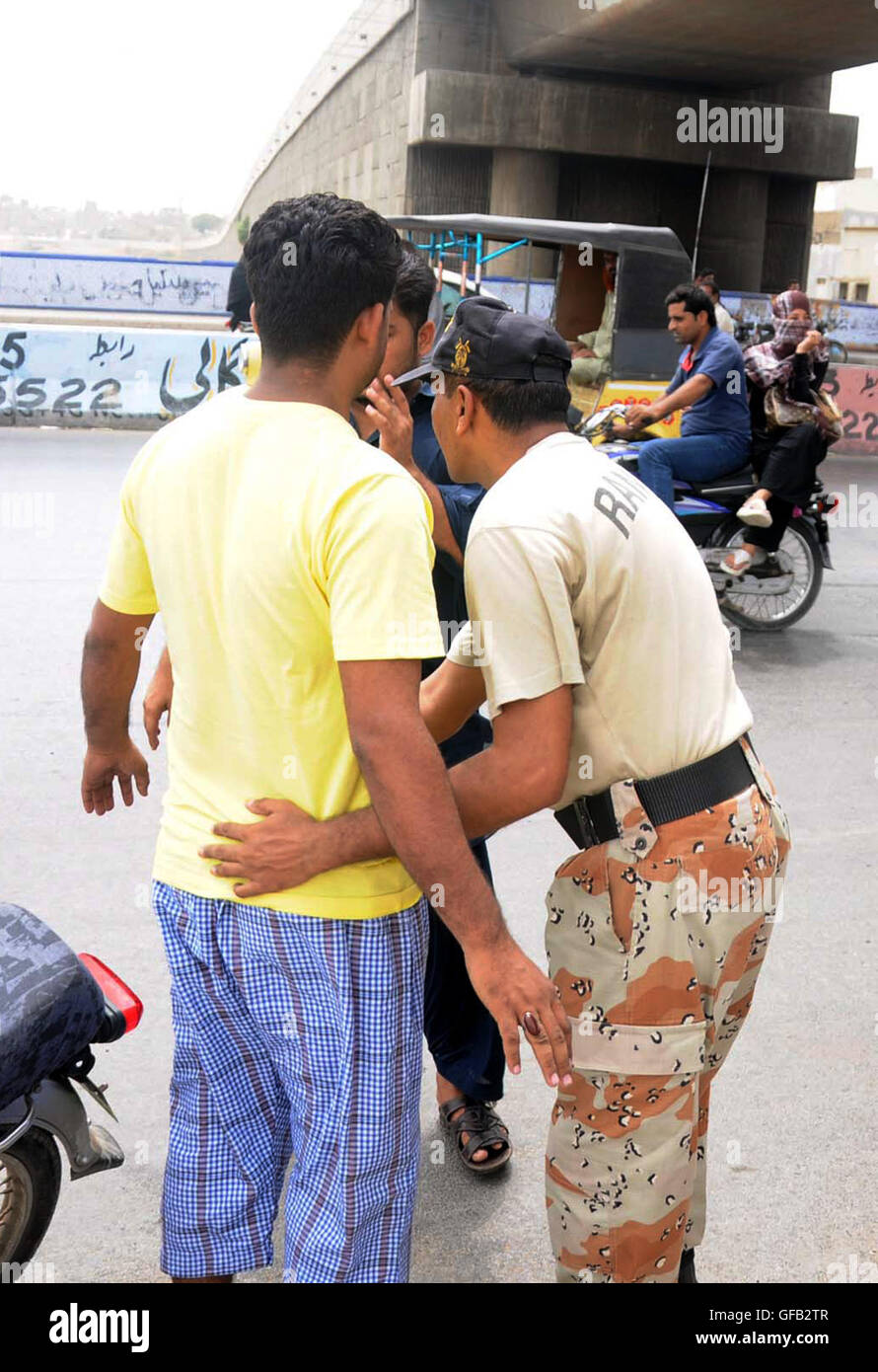 Karachi. 31. Juli 2016. Ein pakistanischer Ranger prüft einen Mann auf einer Straße durch hohe Sicherheitswarnung im südlichen Hafenstadt pakistanischen Stadt Karachi, 31. Juli 2016. © Masroor/Xinhua/Alamy Live-Nachrichten Stockfoto