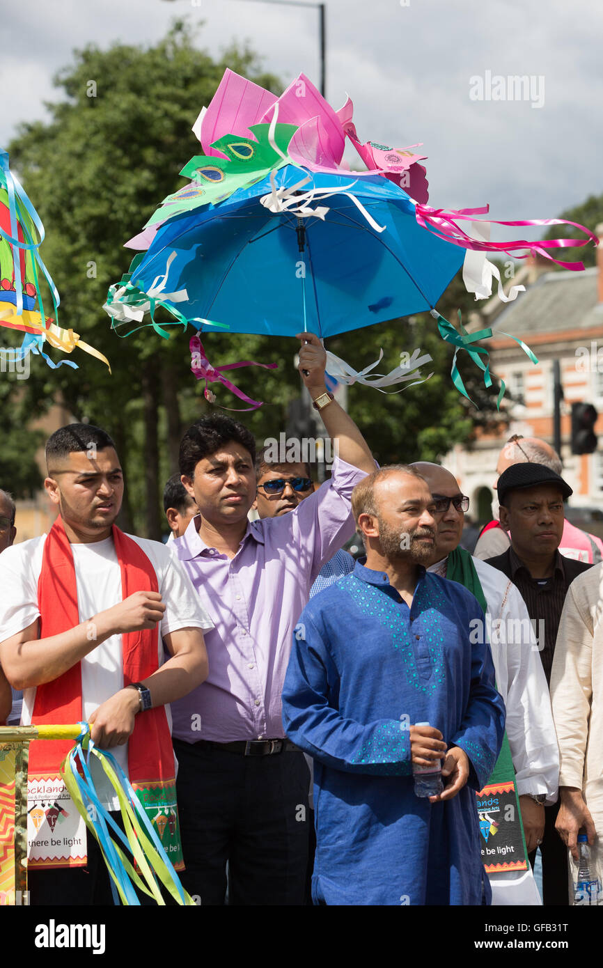 Brick Lane, London. VEREINIGTES KÖNIGREICH. 31. Juli 2016. Bunte Darsteller tanzen und beteiligen sich an der Boishakhi Mela Straßenfest, die durch Brick Lane in London Banglatown verarbeitet. Die Veranstaltung ist eine Feier des neuen Jahres Bengali und ist die größte Bengali Festivals außerhalb von Bangladesch, mit Tausenden von Menschen aus der ganzen Welt besuchen. Bengali Neujahr fällt im April aber das Festival findet später den Zeitraum April durch höheres Risiko von Regen zu vermeiden. Bildnachweis: Vickie Flores/Alamy Live-Nachrichten Stockfoto