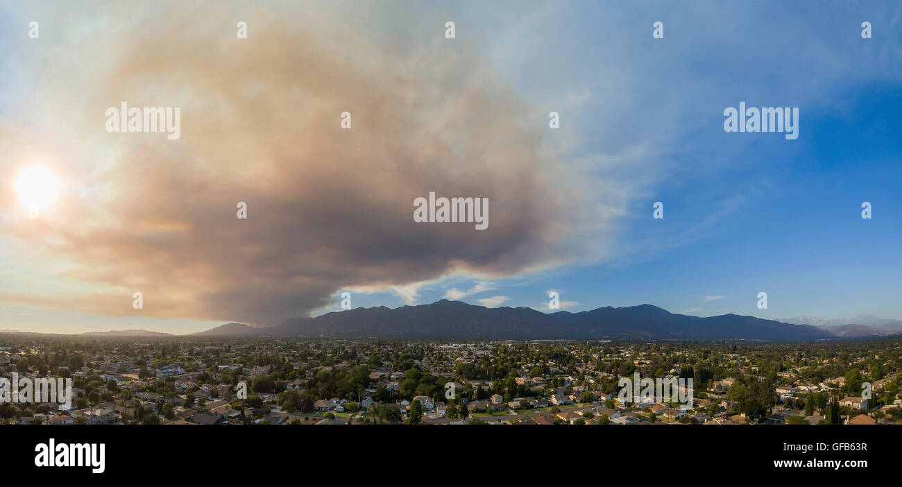 Super große Rauch durch wildes Feuer in der Nähe von Hollywood über San Gabriel Mountains am 22. Juli 2016 Stockfoto