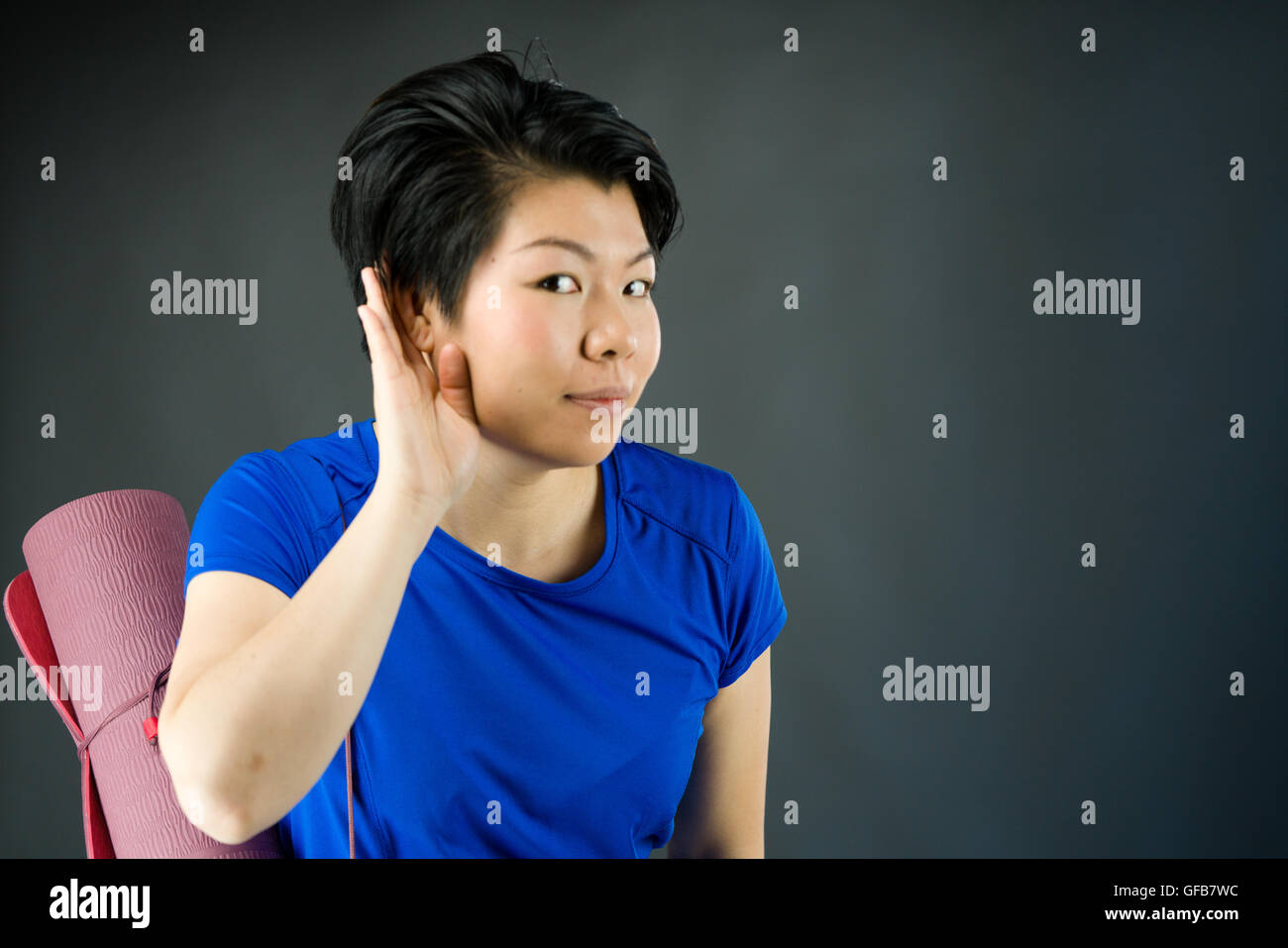 weibliches Model attraktive Frau auf einfarbigen Hintergrund mit textfreiraum aufmerksam zuhören Stockfoto