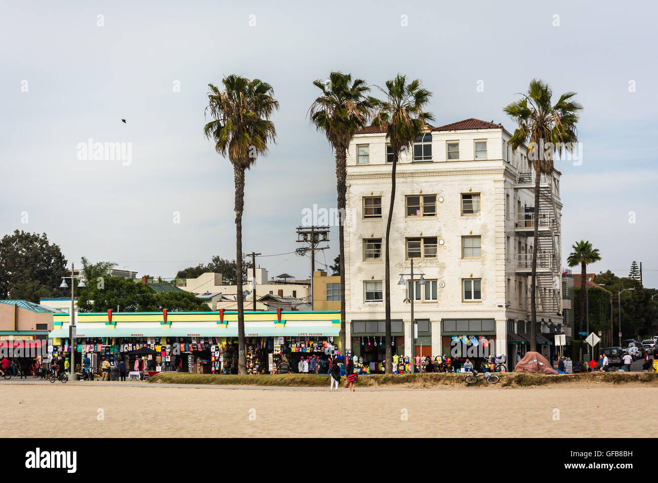 Gebäude entlang der Promenade in Venice Beach, Los Angeles, Kalifornien. Stockfoto