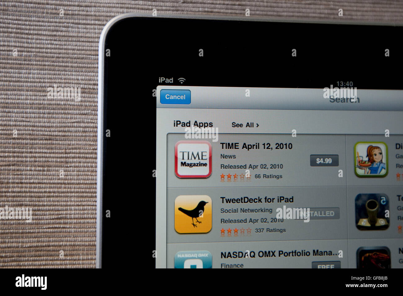 Apple-iPad-Gerät anzeigen die Time Magazine-Anwendung zum Download im App Store für $4.99 pro Ausgabe, April 2010. Stockfoto