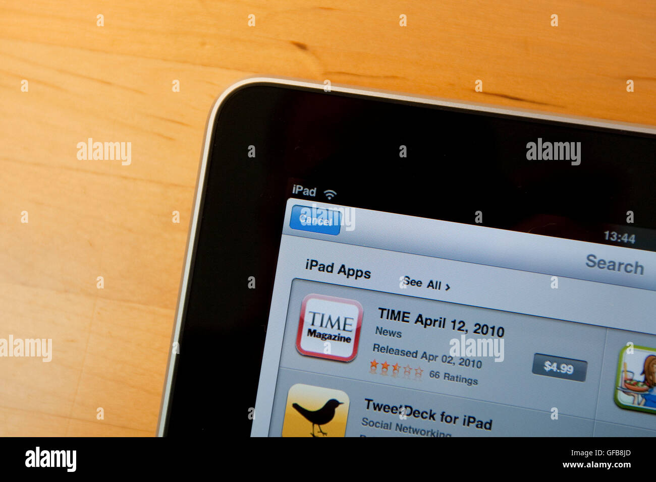 Apple-iPad-Gerät anzeigen die Time Magazine-Anwendung zum Download im App Store für $4.99 pro Ausgabe, April 2010. Stockfoto