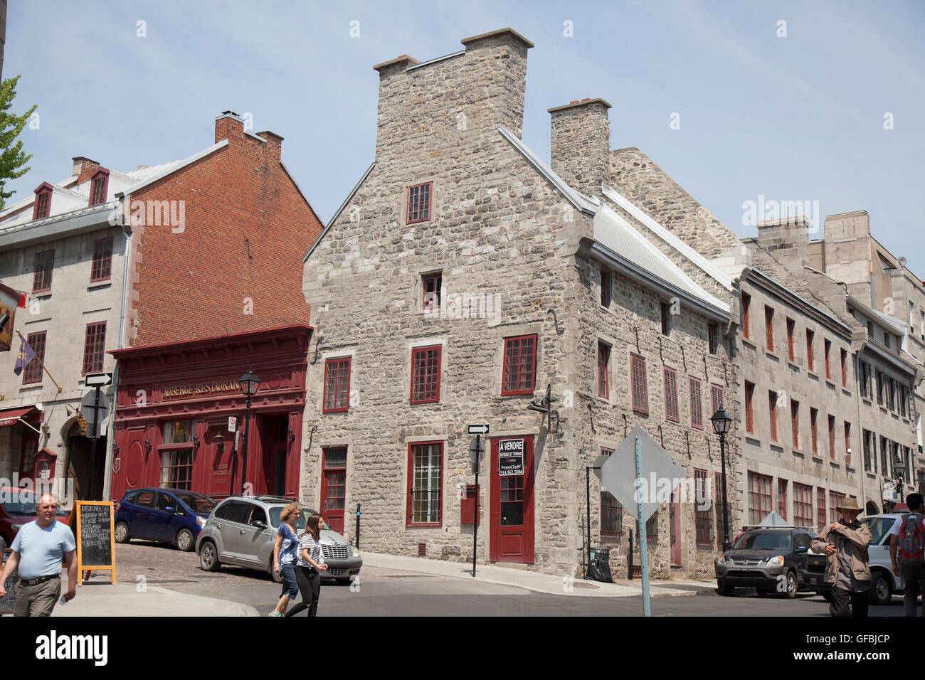 MONTREAL - 27. Mai 2016: Alte historische steinerne Gebäude säumen die Straßen der alten Montreal und ihren Charme mit Touristen. Stockfoto
